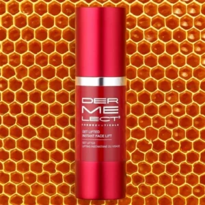 Na zdjęciu znajduje się czerwona butelka produktu Dermelect "Get Lifted Instant Face Lift" ustawiona na tle plastra miodu, co sugeruje naturalne składniki w produkcie.