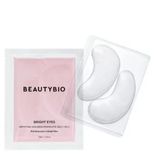 Bestsellers 16 Zestaw żelowych płatków pod oczy BeautyBio Bright Eyes. Po lewej stronie znajduje się różowe opakowanie z logo marki i nazwą produktu, a po prawej otwarta tacka zawierająca parę srebrzystych, wyprofilowanych płatków przeznaczonych do redukcji opuchlizny i rozjaśnienia skóry wokół oczu.