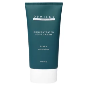 body 7 Na zdjęciu znajduje się tubka kremu do stóp DRMTLGY Concentrated Foot Cream. Opakowanie ma ciemnozielony kolor z białą zakrętką i napisami informującymi o nazwie produktu, jego działaniu (zmiękczanie i złuszczanie) oraz o pojemności 142 g.
