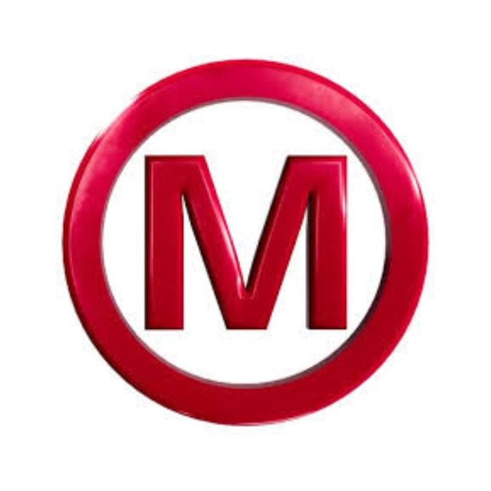 Na zdjęciu znajduje się logo marki Marylia Scott Cosmetics, składające się z czerwonej litery "M" otoczonej czerwonym okręgiem na białym tle.