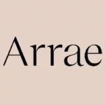 Na zdjęciu widać logo marki Arrae na jasnym, beżowym tle. Nazwa marki jest zapisana czarną, elegancką czcionką, która nadaje minimalistyczny i nowoczesny charakter. Logo symbolizuje prostotę oraz luksusowy styl produktów Arrae, znanych z wysokiej jakości suplementów i akcesoriów podróżnych.