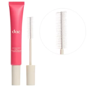 Dae Cactus Fruit 3-in-1 Styling Cream – tubka produktu oraz szczoteczka stylizująca na jasnym tle, zbliżenie na aplikator.
