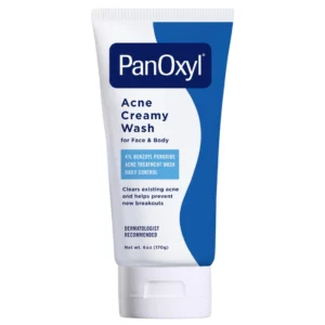 Tubka PanOxyl Acne Creamy Wash na białym tle, z informacją o zawartości 4% nadtlenku benzoilu oraz obietnicą oczyszczenia skóry z trądziku i zapobiegania nowym zmianom.