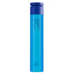 Na zdjęciu znajduje się spray do włosów R+Co Bleu "Featherlight Hairspray". Produkt ma długie, cylindryczne opakowanie w jaskrawym odcieniu niebieskiego z fioletową zakrętką. Minimalistyczny design i subtelne napisy na etykiecie nadają produktowi elegancki i luksusowy wygląd.