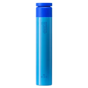 Wysoka, smukła niebieska butelka suchego szamponu R+Co Bleu Retroactive zaprezentowana na białym tle. Cylindryczne opakowanie ma minimalistyczny design, z prostym korkiem i elegancką typografią, co przywodzi na myśl luksus i nowoczesność.