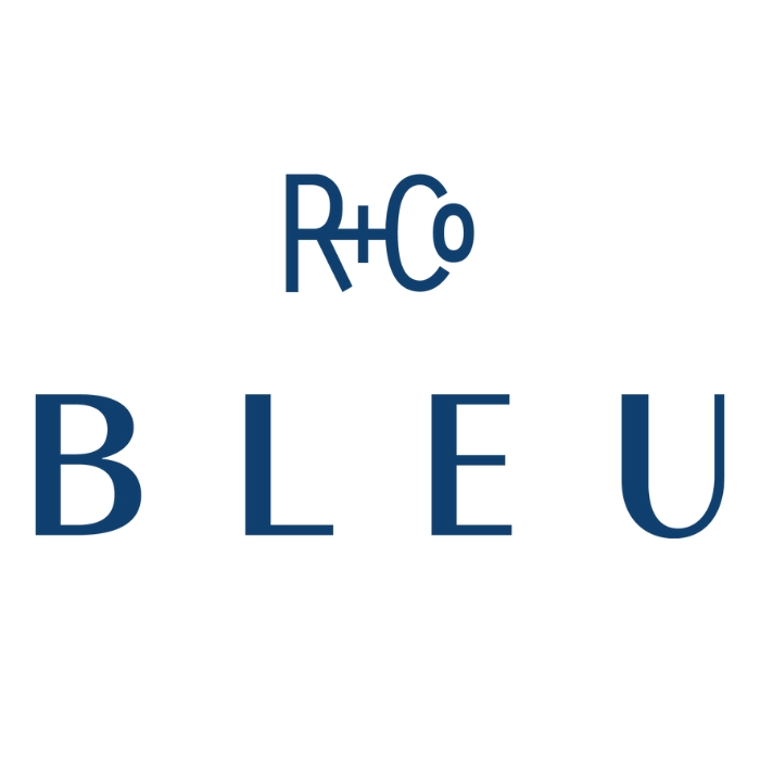 Logo marki R+Co Bleu w prostym, ciemnoniebieskim tekście na białym tle. Design jest czysty i minimalistyczny, z "R+Co" na górze i "Bleu" w większym rozmiarze poniżej, odzwierciedlając nowoczesny i wyrafinowany wizerunek marki.