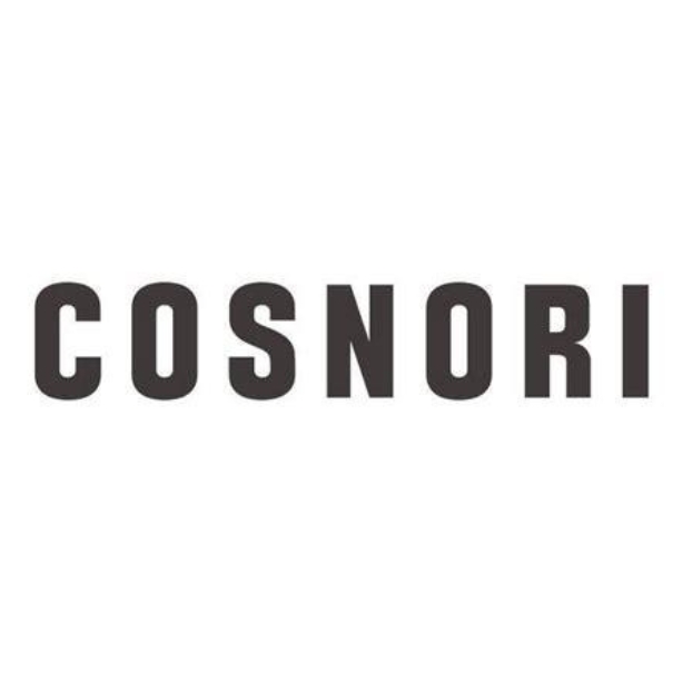 Na zdjęciu znajduje się logo marki COSNORI, zapisane dużymi, czarnymi literami na białym tle.