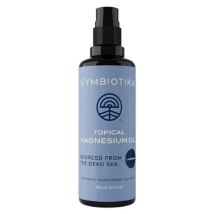 Butelka Cymbiotika Topical Magnesium Oil o pojemności 100 ml. Produkt ma błękitną etykietę z czarną pompką ułatwiającą dozowanie. Na opakowaniu znajduje się logo marki oraz informacja o pochodzeniu magnezu z Morza Martwego i zapachu lawendowym. Na dole widnieje napis „Advanced Transdermal Delivery”.