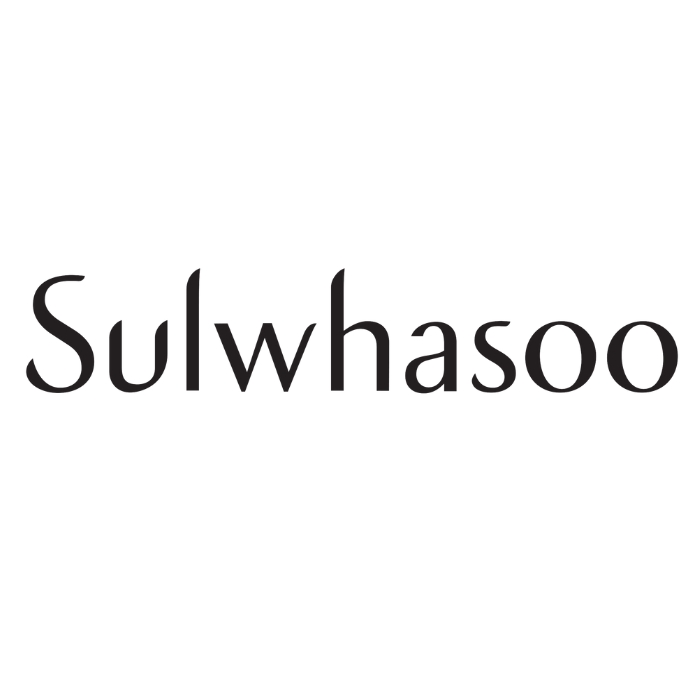 Proste, eleganckie logo marki Sulwhasoo przedstawione na białym tle. Czcionka ma klasyczny styl, co podkreśla prestiż i luksusowy charakter marki.