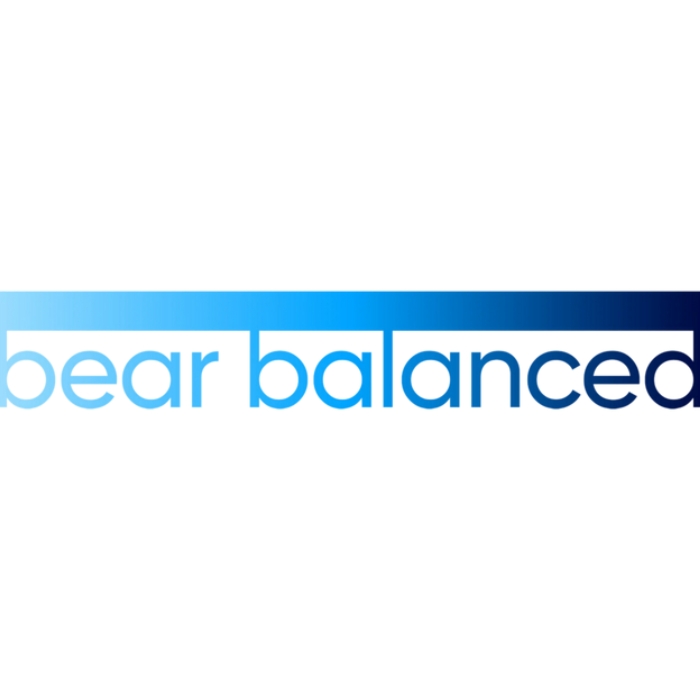 Na zdjęciu znajduje się logo marki suplementu w żelkach Bear Balanced, przedstawione w odcieniach niebieskiego.