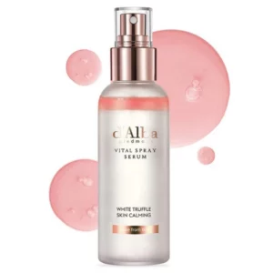 Butelka D'Alba Vital Spray Serum na tle różowych kropli, symbolizujących lekką, nawilżającą formułę produktu.