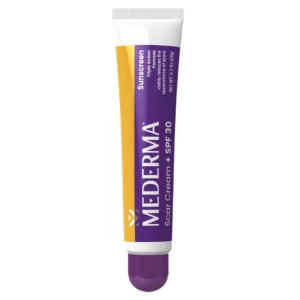 Na zdjęciu znajduje się tubka kremu Mederma Scar Cream + SPF 30 z wyraźnym logo i informacją o potrójnym działaniu produktu, w tym nawilżaniu skóry i wspieraniu produkcji kolagenu.