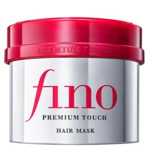 Na zdjęciu znajduje się zamknięte opakowanie maski do włosów Shiseido Fino Premium Touch, widoczne z przodu, z czerwonym logotypem „Fino” na środku opakowania.