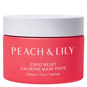 Różowy słoik z białym wieczkiem, na którym widnieje napis "PEACH & LILY Cryo Reset Calming Mask Pads" wraz z opisem działania: "Relieve + Cool + Hydrate", podkreślający kojące, chłodzące i nawilżające właściwości produktu.