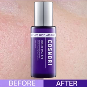 Sale 7 Zdjęcie przedstawia fioletową butelkę serum Cosnori Panthe-Shot 675 na tle skóry twarzy. Po lewej stronie widoczna jest tekstura skóry "Before" z widocznymi porami, a po prawej stronie "After" – skóra jest wyraźnie gładsza i bardziej wyrównana. Produkt obiecuje znaczną poprawę wyglądu skóry, zwłaszcza w redukcji widoczności porów.