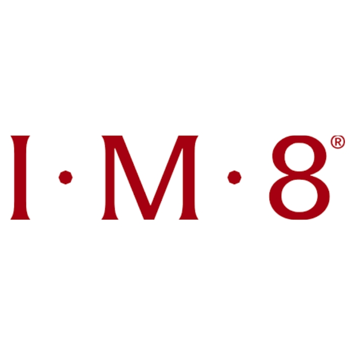 Logo marki I.M.8 w czerwonym kolorze na białym tle, symbolizujące innowacyjne podejście do zdrowia i suplementacji.
