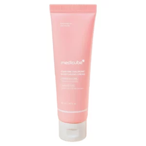 Sale 13 Krem Medicube PDRN Pink Peptide Cream pokazany w towarzystwie próbki produktu, ilustrującej jego kremową konsystencję. Opakowanie w charakterystycznym różowym kolorze marki wyróżnia się prostotą i elegancją.