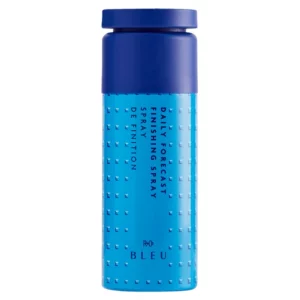 Na zdjęciu znajduje się niebieski spray do włosów „Daily Forecast Finishing Spray” marki R+Co BLEU z ciemnoniebieską zakrętką i napisami w ciemnym kolorze.
