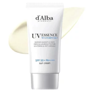 Tubka d'Alba UV Essence Waterfull+ Sun Cream SPF 50+ PA++++ na białym tle, w tle delikatna smuga kremu, podkreślająca konsystencję i właściwości ochronne produktu.