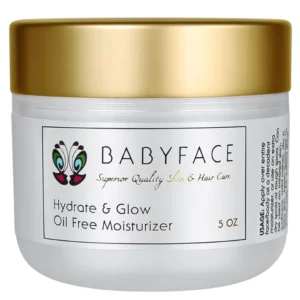 Sale 2 Zdjęcie przedstawia słoik kremu Babyface Hydrate & Glow Oil Free Moisturizer o pojemności 5 oz. Opakowanie jest w eleganckim stylu, z przezroczystym korpusem i złotym wieczkiem. Na etykiecie widnieje logo z motywem graficznym przypominającym kwiat oraz napisy wskazujące na jakość produktu: "Superior Quality Skin & Hair Care". Produkt przeznaczony jest do nawilżania i rozświetlania skóry, bez zawartości oleju.