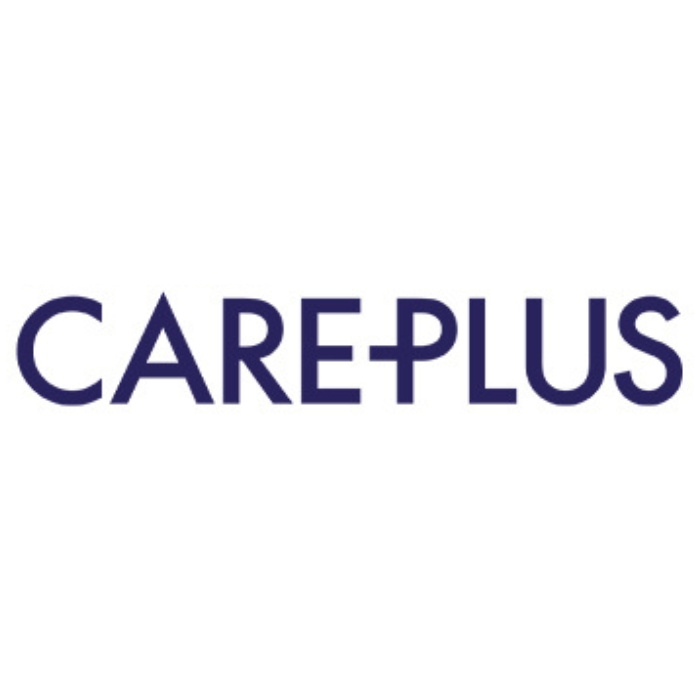 minimalistyczny, ciemnoniebieski napis „CAREPLUS” na białym tle, z charakterystycznym krzyżem w literze „P”, symbolizującym troskę i opiekę.