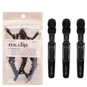 Hair 9 Opakowanie Kitsch No-Slip Crocodile Clips w kolorze czarnym. Zestaw zawiera trzy wytrzymałe klipsy idealne do utrzymania włosów podczas stylizacji. Obok opakowania znajdują się trzy klipsy, które podkreślają minimalistyczny design produktu.