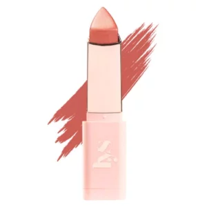 Zdjęcie przedstawia szminkę LYS Beauty w odcieniu ciepłego różu, z wykończeniem kremowym. Szminka ma eleganckie opakowanie w odcieniu pudrowego różu z logo marki, a tło ozdobione jest pociągnięciem koloru, który odpowiada barwie kosmetyku.