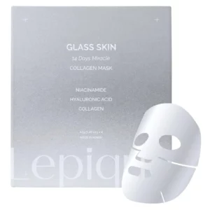 Na zdjęciu widoczne jest opakowanie maseczek marki Lepique o nazwie Glass Skin 14 Days Miracle Collagen Mask. Opakowanie w minimalistycznym stylu, w odcieniach srebra, podkreśla luksusowy charakter produktu. Na przodzie widnieją kluczowe składniki: niacynamid, kwas hialuronowy oraz kolagen, które zapewniają intensywną pielęgnację skóry. Obok opakowania znajduje się jedna z masek w formie arkusza, gotowa do nałożenia na twarz. Produkt jest przeznaczony do osiągnięcia efektu "szklanej skóry" w ciągu 14 dni i ma pojemność 42 g na maskę. Wyprodukowano w Korei.
