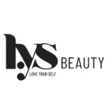 Logo marki LYS Beauty składa się z dużego, eleganckiego napisu „LYS” w czarnym kolorze, z wyróżnieniem w postaci kropki między literami „L” i „Y”, co nadaje nowoczesnego charakteru. Pod głównym napisem widnieje slogan „LOVE YOUR SELF” napisany mniejszą, subtelną czcionką. Po prawej stronie znajduje się słowo „BEAUTY” w prostym, minimalistycznym kroju pisma, co podkreśla profesjonalizm i estetykę marki. Całość utrzymana jest w czarno-białej kolorystyce, symbolizującej elegancję i uniwersalność.