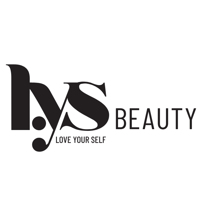 Logo marki LYS Beauty składa się z dużego, eleganckiego napisu „LYS” w czarnym kolorze, z wyróżnieniem w postaci kropki między literami „L” i „Y”, co nadaje nowoczesnego charakteru. Pod głównym napisem widnieje slogan „LOVE YOUR SELF” napisany mniejszą, subtelną czcionką. Po prawej stronie znajduje się słowo „BEAUTY” w prostym, minimalistycznym kroju pisma, co podkreśla profesjonalizm i estetykę marki. Całość utrzymana jest w czarno-białej kolorystyce, symbolizującej elegancję i uniwersalność.