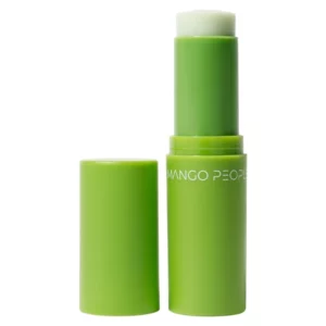 Sale 1 Zielony balsam w sztyfcie Mango People Juicy Glow Balm zaprezentowany w eleganckim, minimalistycznym ujęciu. Produkt stoi na ciemnym tle, które podkreśla intensywną, świeżą barwę opakowania. Otwarty sztyft ukazuje gładką, kremową strukturę balsamu, sugerując jego łatwość aplikacji. Prosty i nowoczesny design opakowania odzwierciedla naturalny skład produktu i jego wielofunkcyjne działanie. Zdjęcie przywołuje wrażenie luksusowej, ale dostępnej pielęgnacji, idealnej do codziennego użytku.