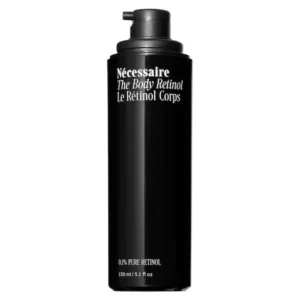 Na zdjęciu znajduje się czarne opakowanie produktu Nécessaire The Body Retinol z białym napisem na przedniej stronie.