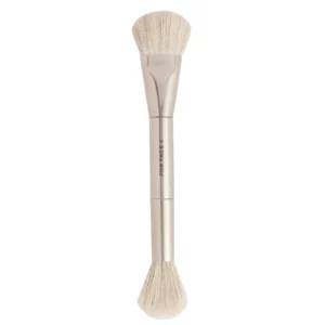 Patrick Ta Dual Ended Precision Blush Brush na białym tle, pokazany w całości. Minimalistyczny design podkreślony przez srebrne wykończenie i elegancki kształt.