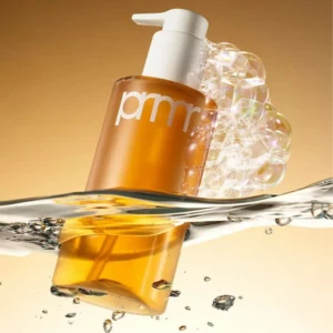 Buteleczka Primera PRMR Oil To Foam Cleanser zanurzona w wodzie z bąbelkami, symbolizująca lekką konsystencję produktu i jego zdolność do efektywnego oczyszczania skóry.