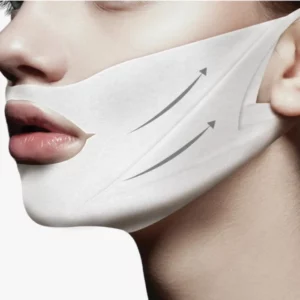 Kobieta z nałożoną na twarz maską modelującą Rejuvenating Double V Mask marki Avajar.
