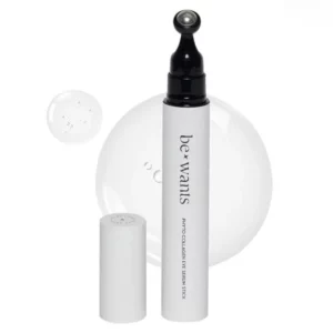 Elegancki, biały sztyft Bewants Phyto Collagen Eye Serum Stick z czarną końcówką aplikatora i metalową kulką masującą. Produkt jest otwarty, a jego zakrętka leży obok. W tle znajdują się krople serum, podkreślające jego lekką i nawilżającą formułę. Minimalistyczny design nadaje mu nowoczesny i luksusowy wygląd, sugerując skuteczną pielęgnację skóry wokół oczu.