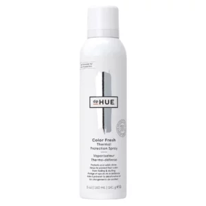 Biała butelka sprayu dpHUE Color Fresh Thermal Protection Spray z minimalistycznym designem. Na opakowaniu widnieje nazwa marki dpHUE z czarnym logo i srebrnym pociągnięciem pędzla. Produkt opisany jest jako spray termoochronny do włosów farbowanych, który chroni przed wysoką temperaturą do 450°F (232°C), zapobiega blaknięciu koloru oraz dodaje blasku. Butelka ma smukły kształt i białą zakrętkę.