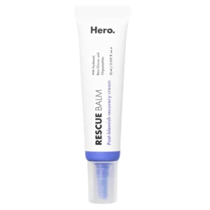 Biała tubka kosmetyku Hero Cosmetics Rescue Balm z niebieskim akcentem u podstawy i półprzezroczystą nakrętką. Na opakowaniu widnieje czarny napis RESCUE BALM, a poniżej niebieski napis Post-blemish recovery cream. Dodatkowe informacje na tubce wskazują na zawartość pantenolu, beta-glukanu i oligopeptydów oraz pojemność produktu – 15 ml (0.507 fl oz e). Całość prezentuje się w minimalistycznym, estetycznym stylu.