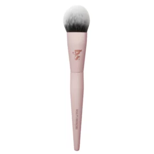 Zbliżenie na pędzel do konturowania marki LYS Beauty. Pędzel ma ergonomiczny, różowy trzonek i zaokrągloną główkę z białym włosiem przechodzącym w czarny kolor na końcach. Na trzonku znajduje się napis „SCULPT | BRONZING”.