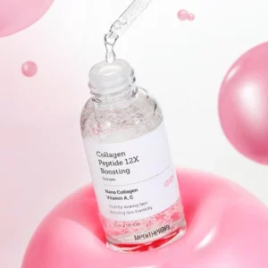 Otwarta butelka serum Meditherapy Collagen Peptide 12X Boosting Serum z pipetą, zawieszona w powietrzu nad różowymi kulami. Elegancka, minimalistyczna etykieta informuje o obecności nano kolagenu, witamin A i C, które wspierają regenerację skóry i poprawiają jej elastyczność.