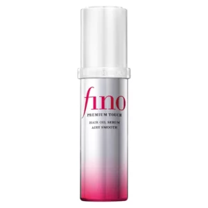 Elegancka butelka olejku do włosów Fino Premium Touch Hair Oil w srebrnym opakowaniu z białym dozownikiem, ustawiona na białym tle.