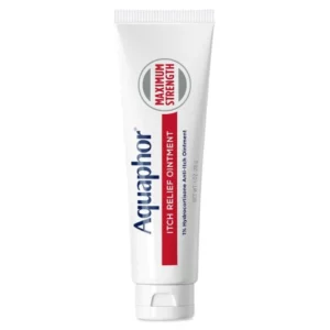 Zdjęcie przedstawia Aquaphor Itch Relief Ointment, maść łagodzącą świąd w tubce. Opakowanie jest białe z niebieskim logo Aquaphor i czerwonym paskiem z nazwą produktu ITCH RELIEF OINTMENT. Na etykiecie znajduje się informacja o maksymalnej sile działania („MAXIMUM STRENGTH”) oraz zawartości 1% hydrokortyzonu, który skutecznie łagodzi swędzenie i podrażnienia skóry. Pojemność 28 g.