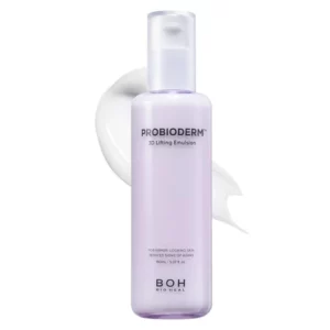 Smukła, fioletowa butelka emulsji liftingującej BOH Probioderm 3D Lifting Emulsion na tle białego kremowego rozsmarowania.