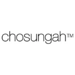 Logo marki Chosungah™ w minimalistycznym stylu, składające się z cienkiego, czarnego napisu w nowoczesnej czcionce bezszeryfowej na białym tle, z charakterystyczną poziomą linią przecinającą litery „s” i „u” oraz znakiem towarowym ™ po prawej stronie.