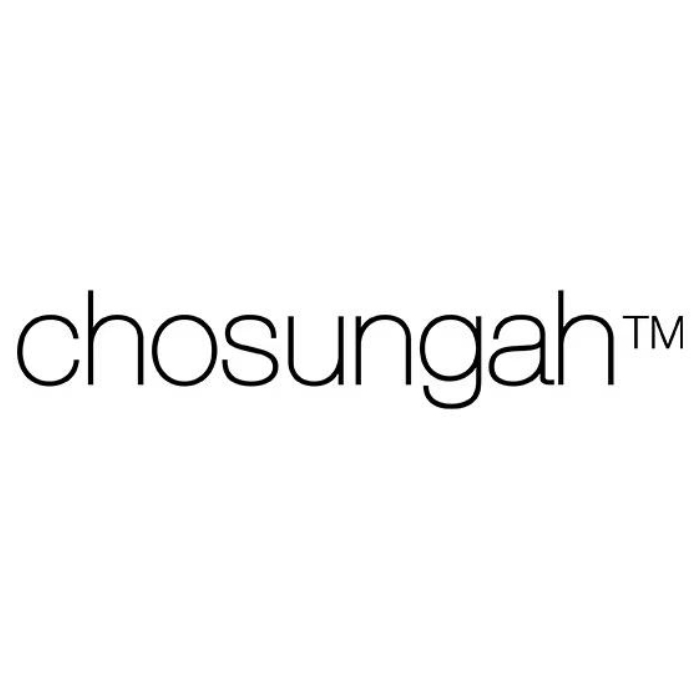Logo marki Chosungah™ w minimalistycznym stylu, składające się z cienkiego, czarnego napisu w nowoczesnej czcionce bezszeryfowej na białym tle, z charakterystyczną poziomą linią przecinającą litery „s” i „u” oraz znakiem towarowym ™ po prawej stronie.