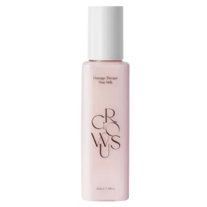 Zdjęcie przedstawia butelkę Growus Damage Therapy Hair Milk, mleczka do włosów regenerującego zniszczone pasma. Opakowanie ma elegancki, minimalistyczny design w jasnoróżowym kolorze z białą zakrętką. Na froncie widnieje nazwa marki GROWUS oraz opis produktu. Pojemność butelki to 160 ml.