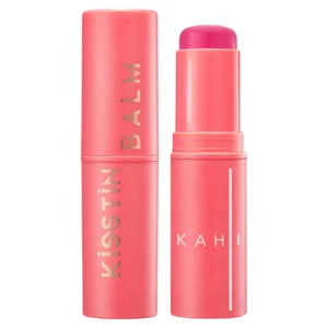 Różowy sztyft Kahi Kisstin Balm otwarty i zamknięty – eleganckie, matowe opakowanie z napisem ‘Kisstin Balm’ oraz ‘KAHI’, a w środku intensywnie różowy balsam w formie sztyftu.