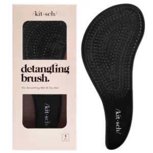 Hair 8 Czarna szczotka do rozczesywania włosów marki Kitsch obok oryginalnego opakowania w beżowym kolorze z czarnym napisem „detangling brush” i widocznym logo. Widoczna tekstura ząbków szczotki.