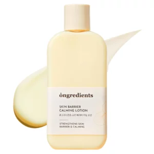 Butelka ongredients skin barrier calming lotion w odcieniu kremowym na tle rozsmarowanej konsystencji produktu, widoczny napis: strengthens skin barrier & calming.