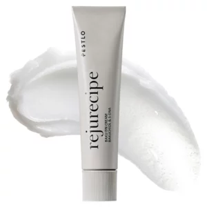 Tubka PESTLO Rejurecipe Baku:DN Anti-Wrinkle Cream w eleganckim, minimalistycznym designie. Opakowanie ma szary odcień z czarnym napisem, a na nim widnieje nazwa produktu: Bakuchiol & S-DNA Cream. W tle rozsmarowana warstwa kremu o lekkiej, sorbetowej konsystencji, podkreślająca jego nawilżające i odżywcze właściwości.